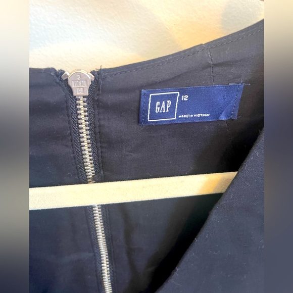 Chic short sleeve black dress. V-neck with back zipper. Size 12 from the Gap. - Picture 3 of 5